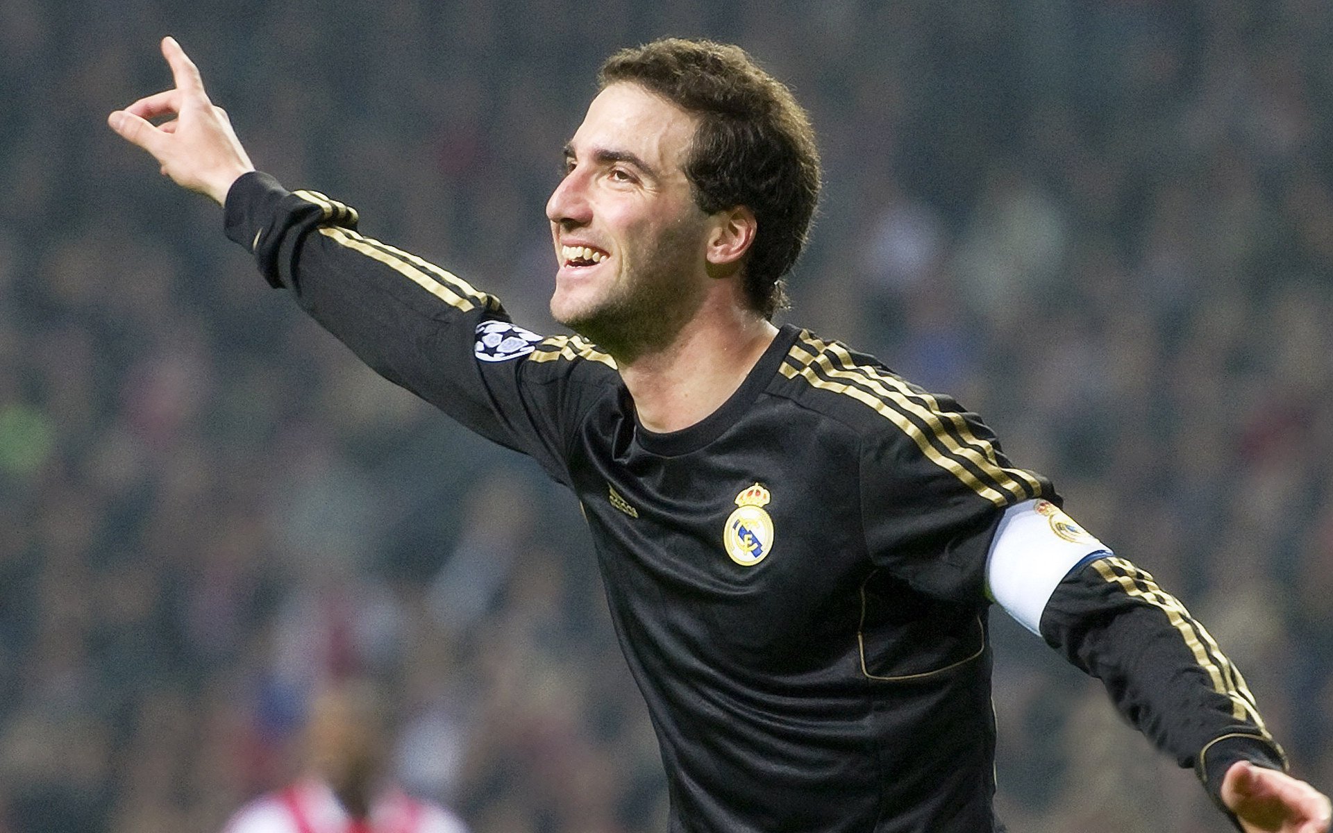 赛道与球场的双重奏鸣，当詹姆斯在F1街道赛接管比赛